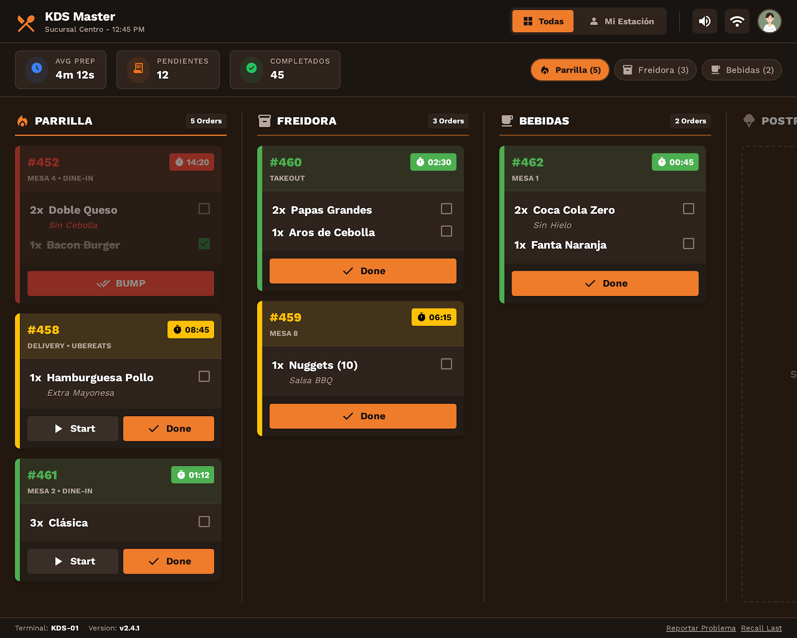 Sistema de comandas de cocina KDS con pedidos organizados por estación
